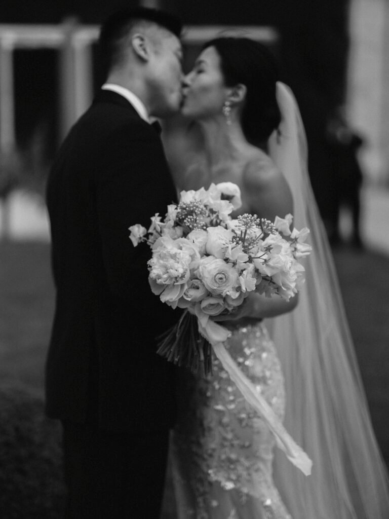 Gassie Chateau Portraits Couple Kiss Bouquet Focus Black White Intimate
