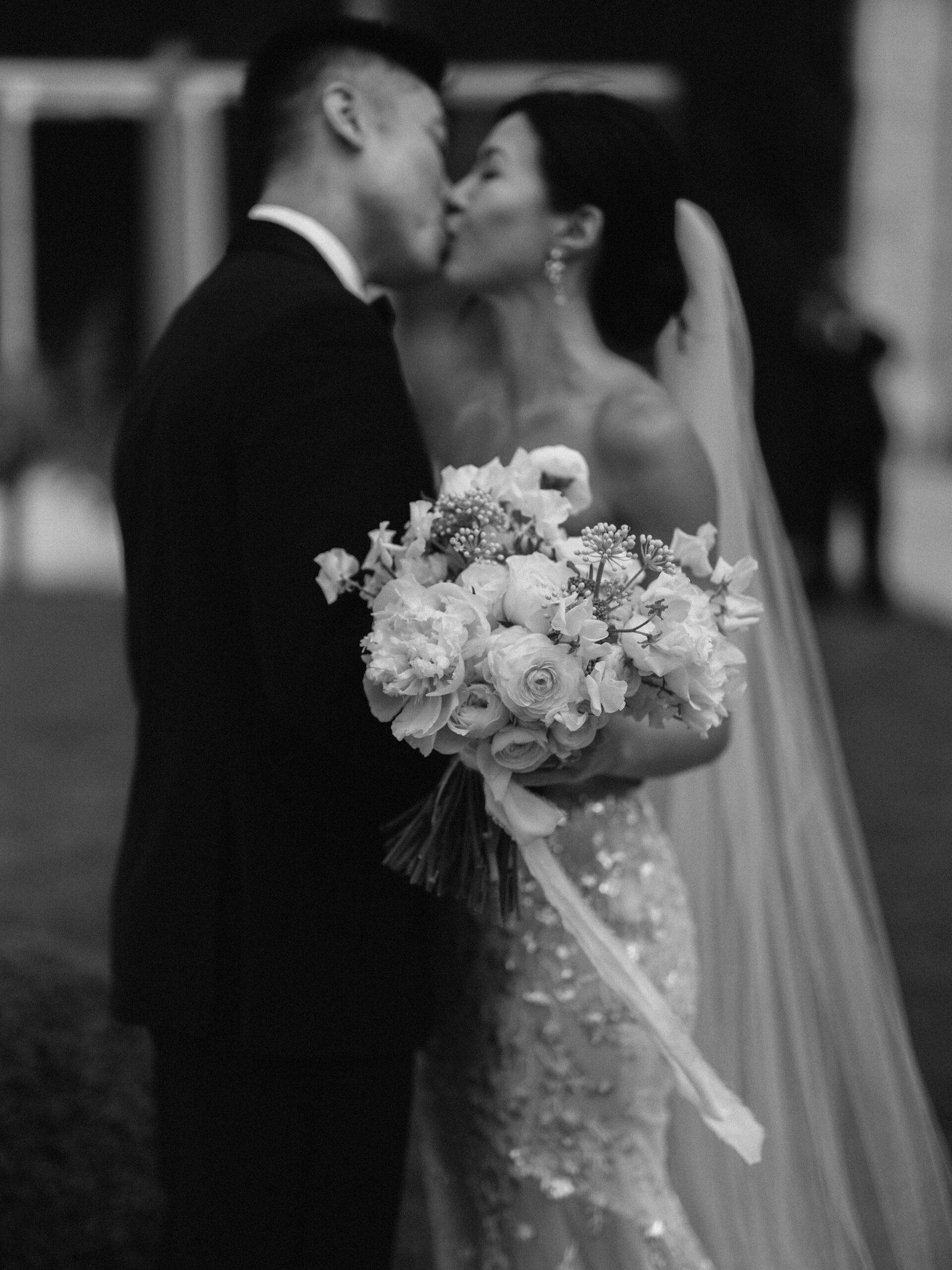 Gassie Chateau Portraits Couple Kiss Bouquet Focus Black White Intimate