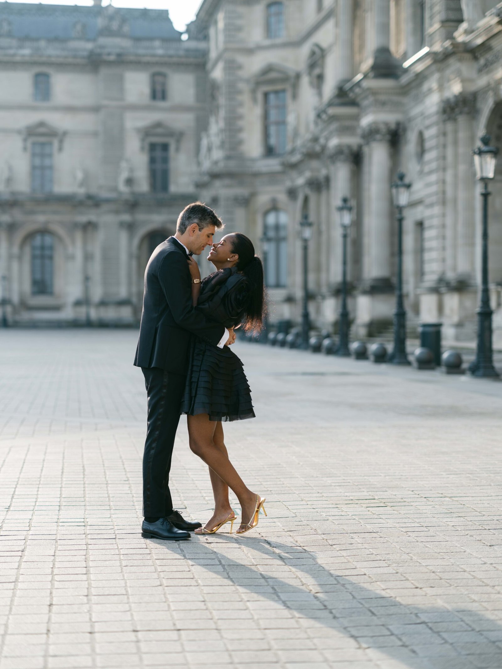 louvre museum courtyard couple session anniversary portraits golden hour paris