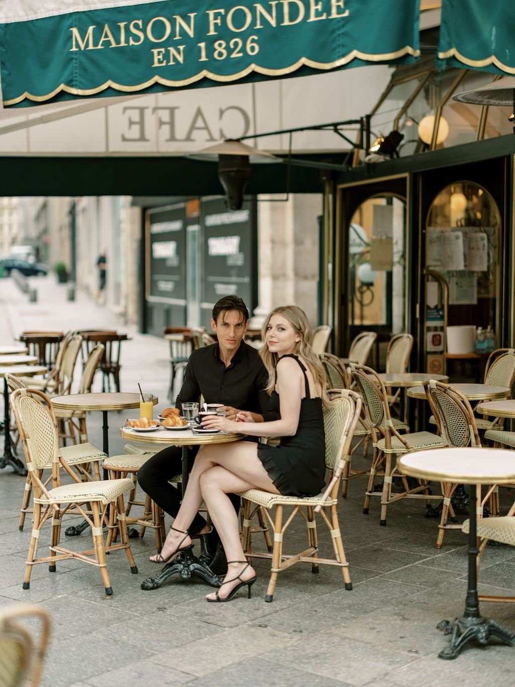 maison fondee paris couple session cafe terrace intimate anniversary portrait