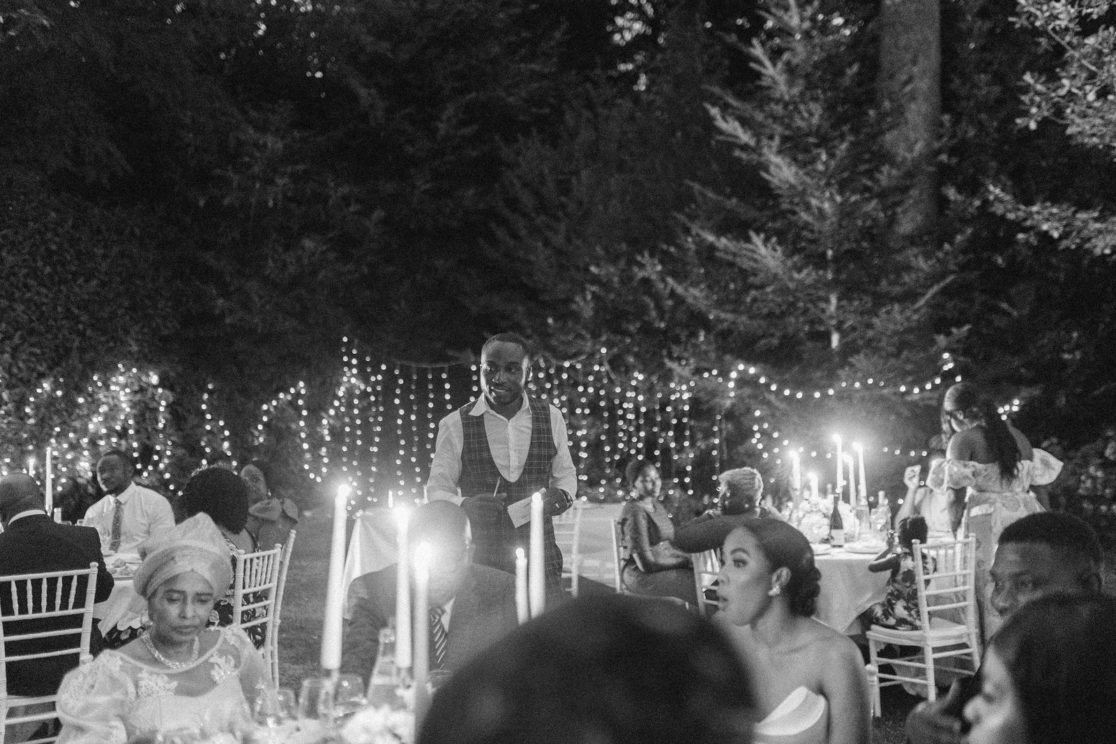 Reception speeches under fairy lights and candlelight at Château de la Durantie